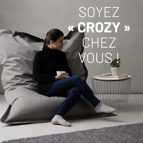 Femme assise sur pouf géant gris avec texte promotionnel