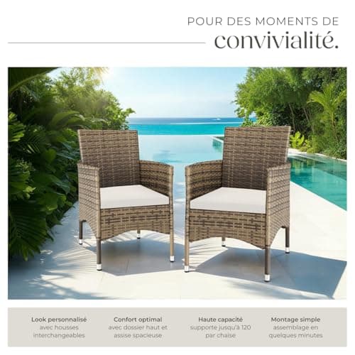 Deux fauteuils en poly rotin avec coussins blancs