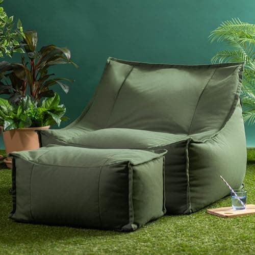 Pouf poire vert kaki avec tabouret dans jardin