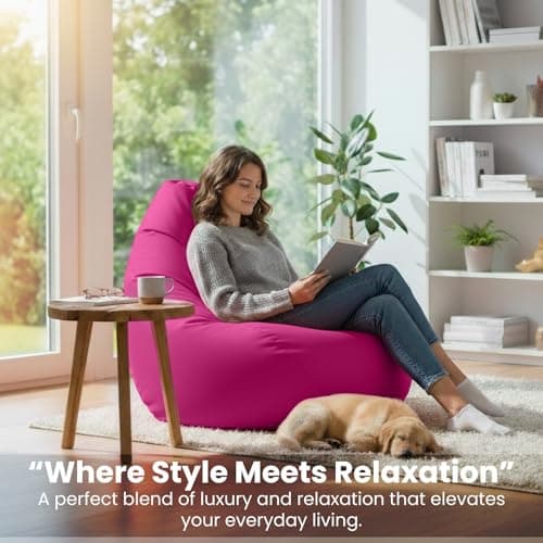 Femme se relaxant sur pouf poire rose ergonomique