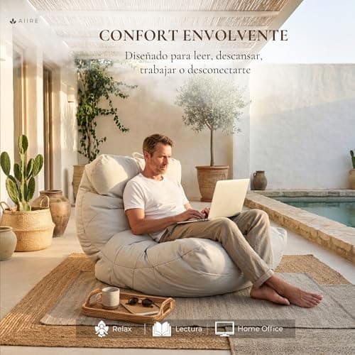 Homme détendu sur pouf géant beige près piscine
