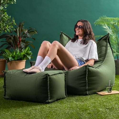 Femme assise sur pouf vert kaki avec tabouret