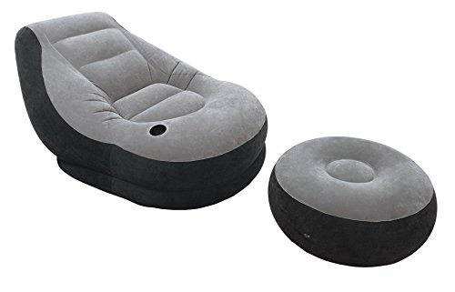 Fauteuil gonflable gris pour se détendre dans le jardin